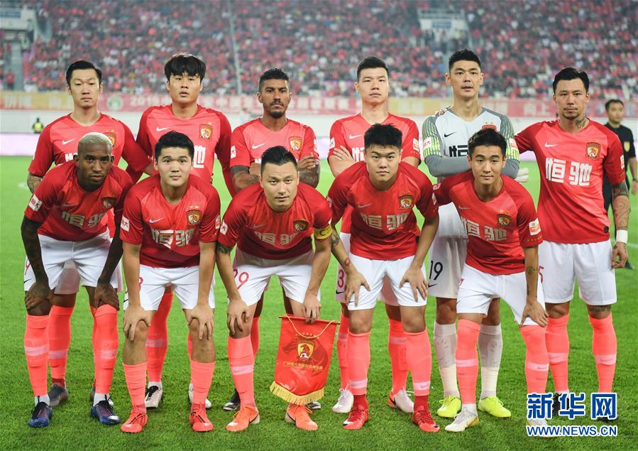 阿斯顿维拉在埃梅里带领下强势冲击英超争冠，与阿森纳激烈争夺榜首。（埃梅里率维拉强势冲冠，与阿森纳鏖战英超榜首）