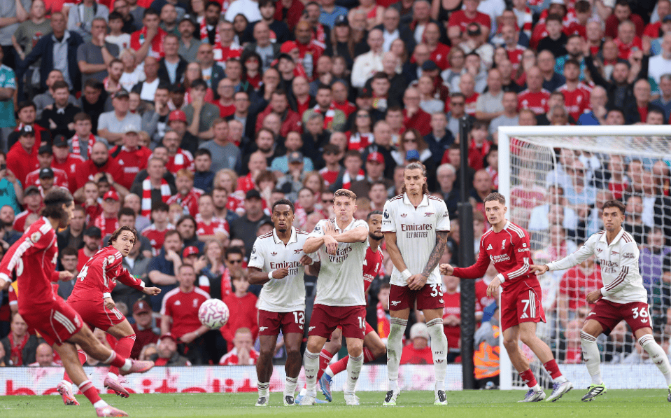 辽宁男篮连续两轮不敌广州龙狮，战绩止步杯赛，阵容调整和外援表现引发争议。