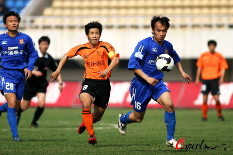 浙江男篮以55-54战胜深圳男篮，约翰逊和兰道夫贡献关键得分，浙江内线优势明显，深圳末节发力缩小分差，但最终惜败。