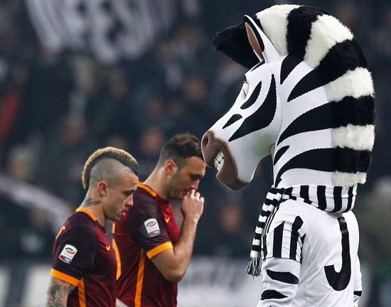 曼联本赛季在劫富济贫中表现突出，对阵强队全胜，但中下游球队难求一胜，有望争夺欧冠资格。