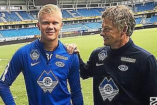 跟队：麦迪逊赛后拄拐穿过混合采访区，神情十分沮丧