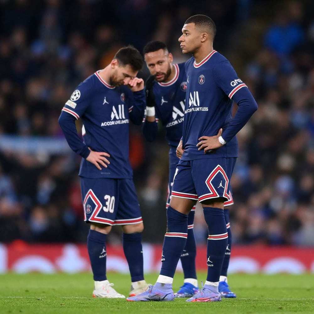 北京男篮在俱乐部杯首战惨败，内线劣势明显，外援表现疲软，青岛男篮以较大优势取胜。