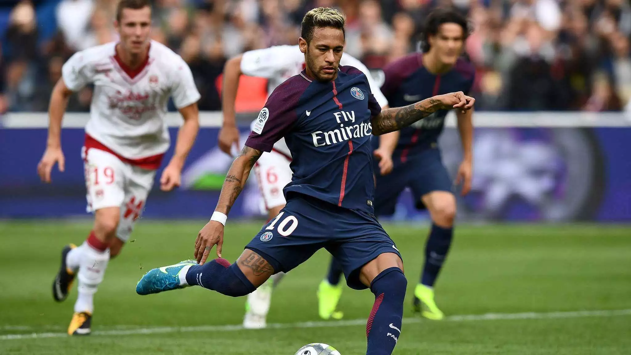 英超半场：B费破门，贝勒加德建功，狼队1-1曼联（英超半场：B费先拔头筹，贝勒加德扳平，狼队暂1-1曼联）