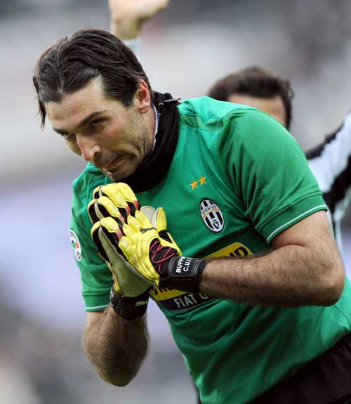 欧冠半场：马杜埃凯破门，因卡皮耶中柱，阿森纳1-0布鲁日（欧冠半场战报：马杜埃凯建功，因卡皮耶中框，阿森纳暂1-0领先布鲁日）