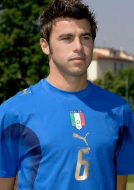 太阳报：里奇的主持人女友亮相米兰德比，透视装造型引发热议