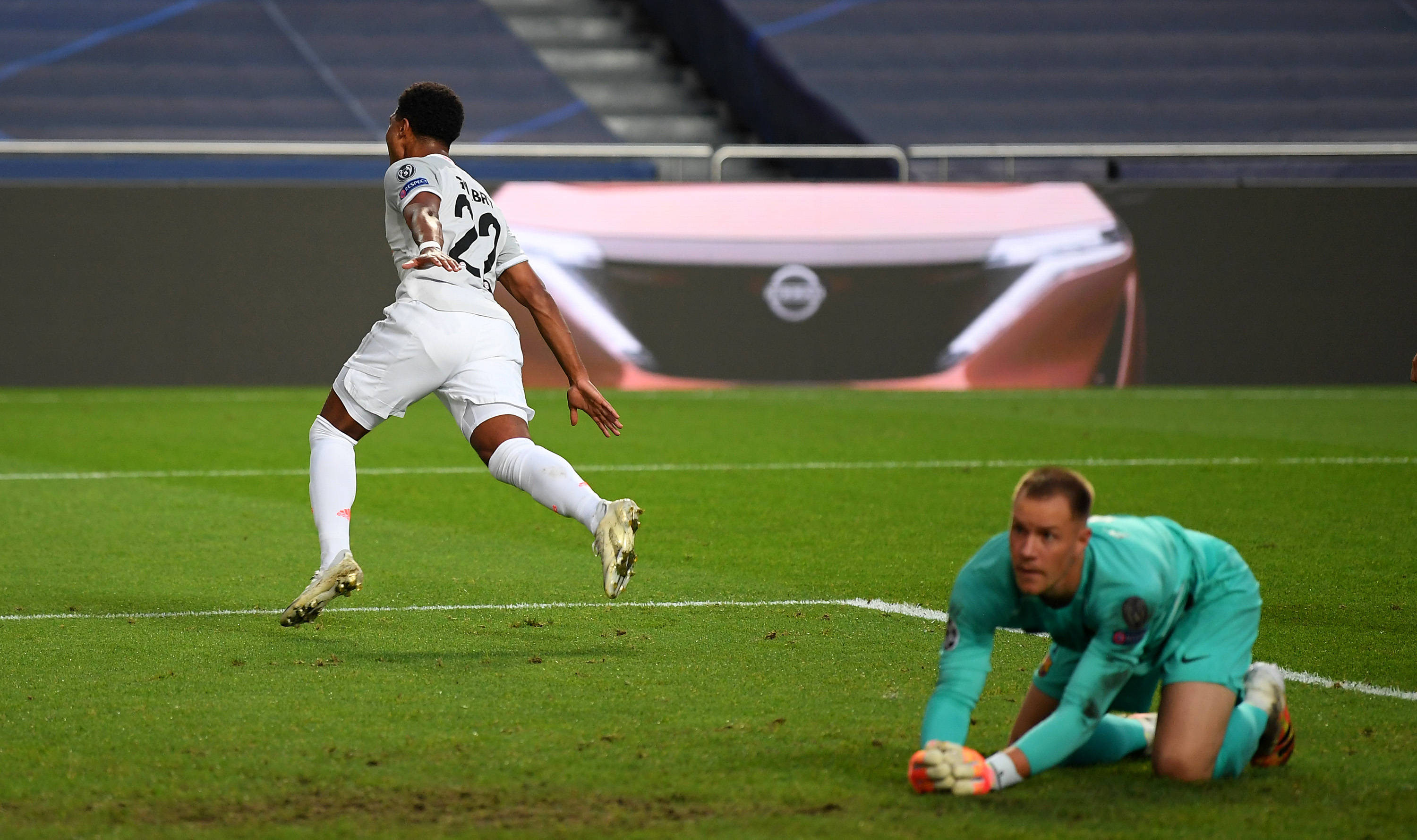 备战秋冬高尔夫：你的保暖防风战袍准备好了吗？