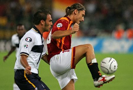 拉斯穆斯·霍伊伦(22 岁)在那不勒斯对阵尤文图斯的比赛中攻入 2 个进球！