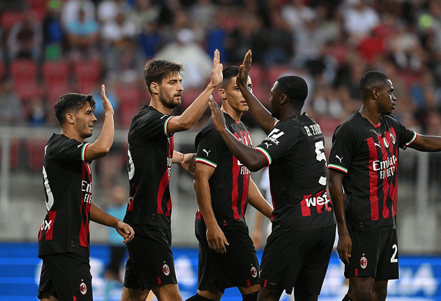 致敬，王刚庆祝足协杯冠军时背后写着：献给我们的主帅塞蒂恩