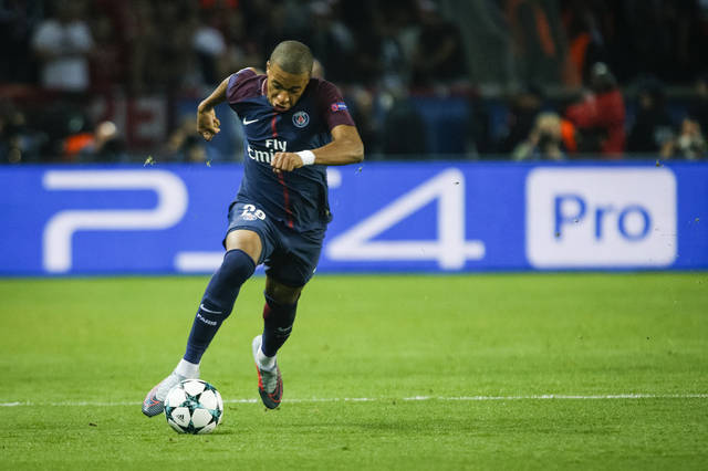 国乒多人香港街头行！王曼昱大笑露齿：8连胜张本美和国乒唯一