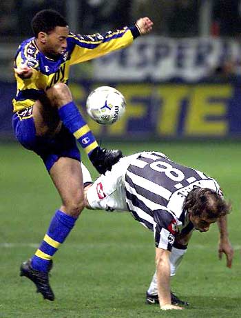 范德芬：教练赛季初希望我能进五个球；我和罗梅罗是兄弟