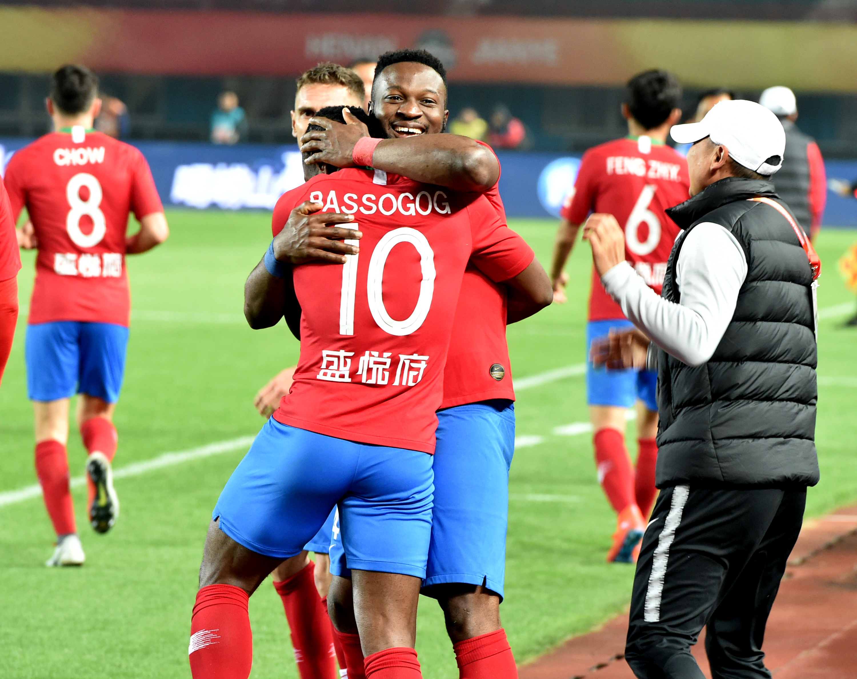 曾是首位男子体操世界冠军，退役后移居美国，如今却被美国判了刑